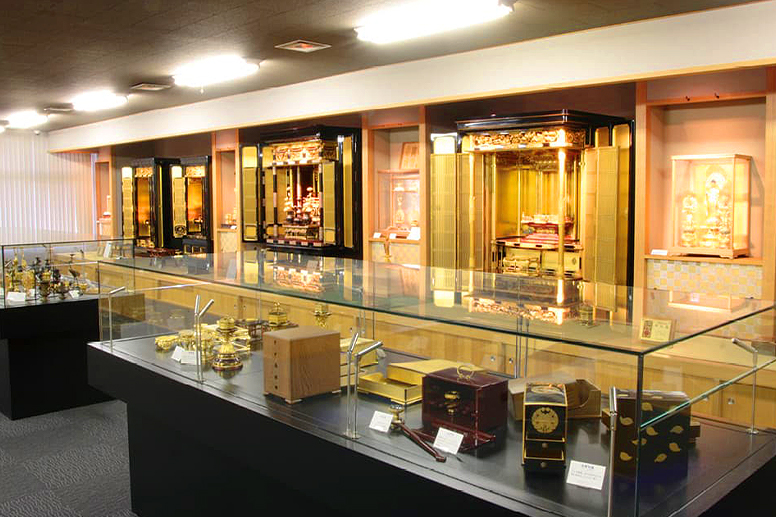 仏壇と仏具が並ぶ展示室