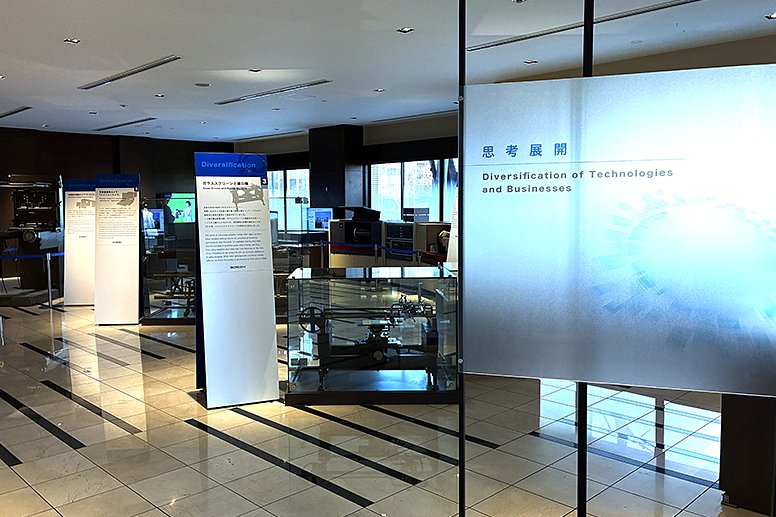 パネルと機器が並ぶ展示室